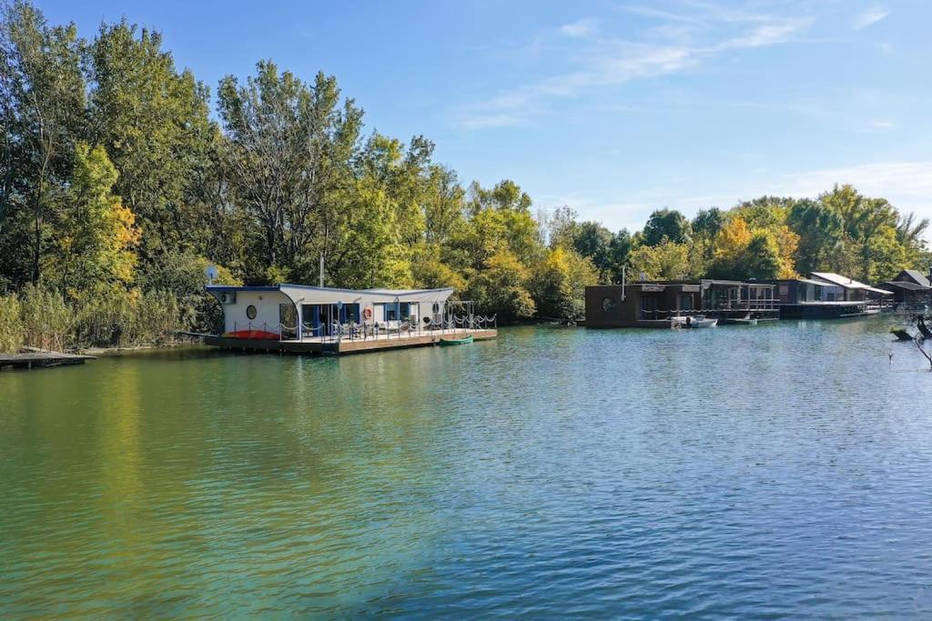 Ocarujuci Houseboat Na Dunaji Братислава Екстер'єр фото
