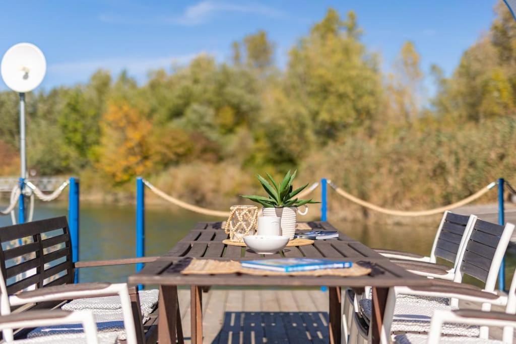 Ocarujuci Houseboat Na Dunaji Братислава Екстер'єр фото