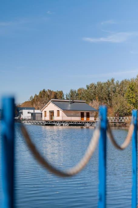 Ocarujuci Houseboat Na Dunaji Братислава Екстер'єр фото