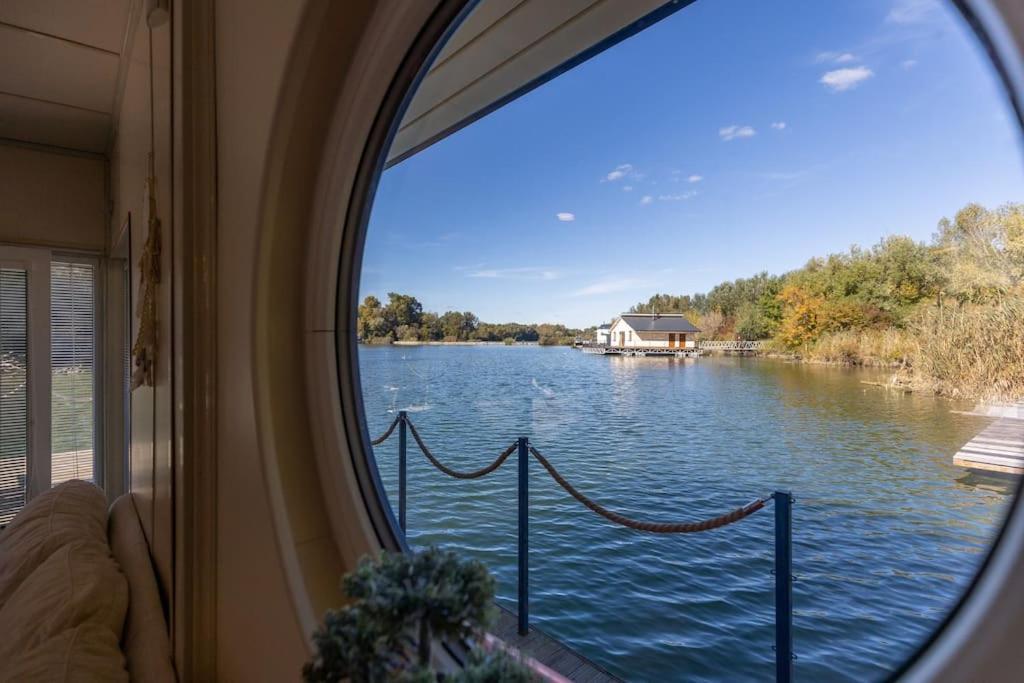 Ocarujuci Houseboat Na Dunaji Братислава Екстер'єр фото