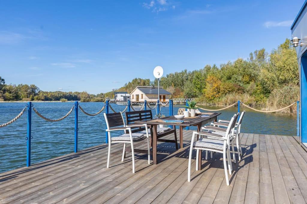 Ocarujuci Houseboat Na Dunaji Братислава Екстер'єр фото