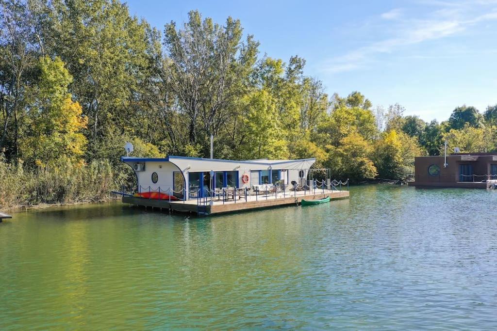Ocarujuci Houseboat Na Dunaji Братислава Екстер'єр фото